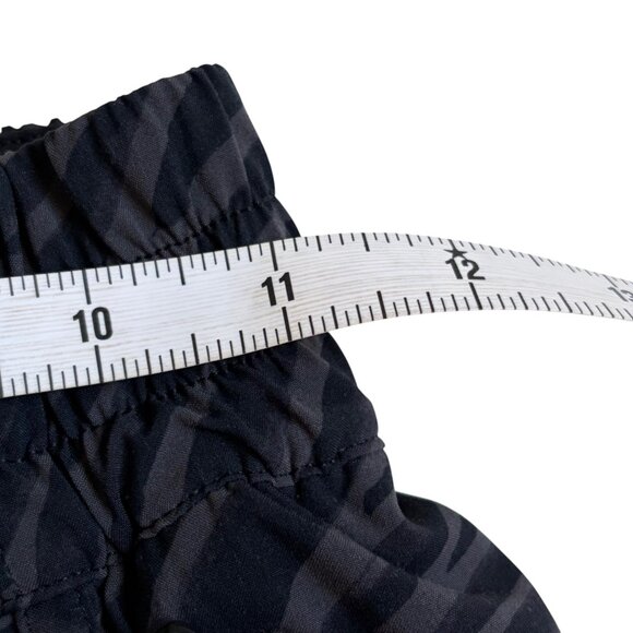 Lululemon Tracker Short V *4" Le Tigre Camo Deep Coal Multi - Size 4 - Picture 7 of 8